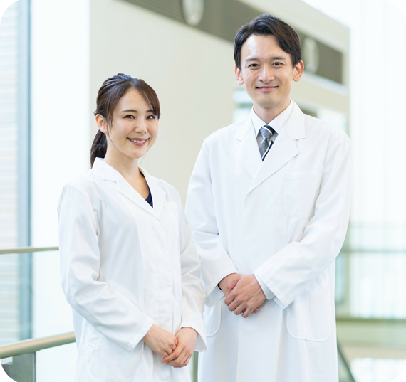 ２名の薬剤師が並んでいる